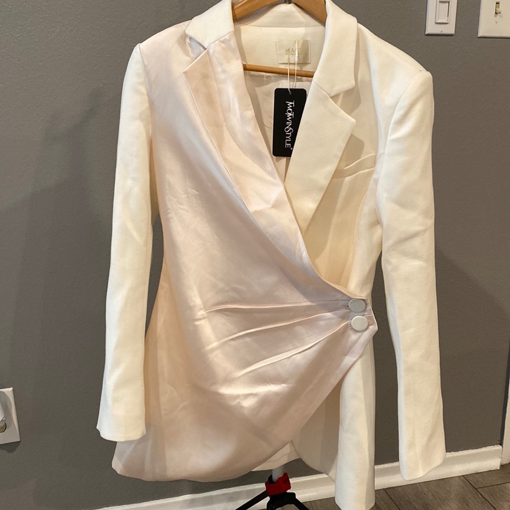 NWT Mao’s Women’s Blazer Size Large. White with pinkish/cream tone in the front.